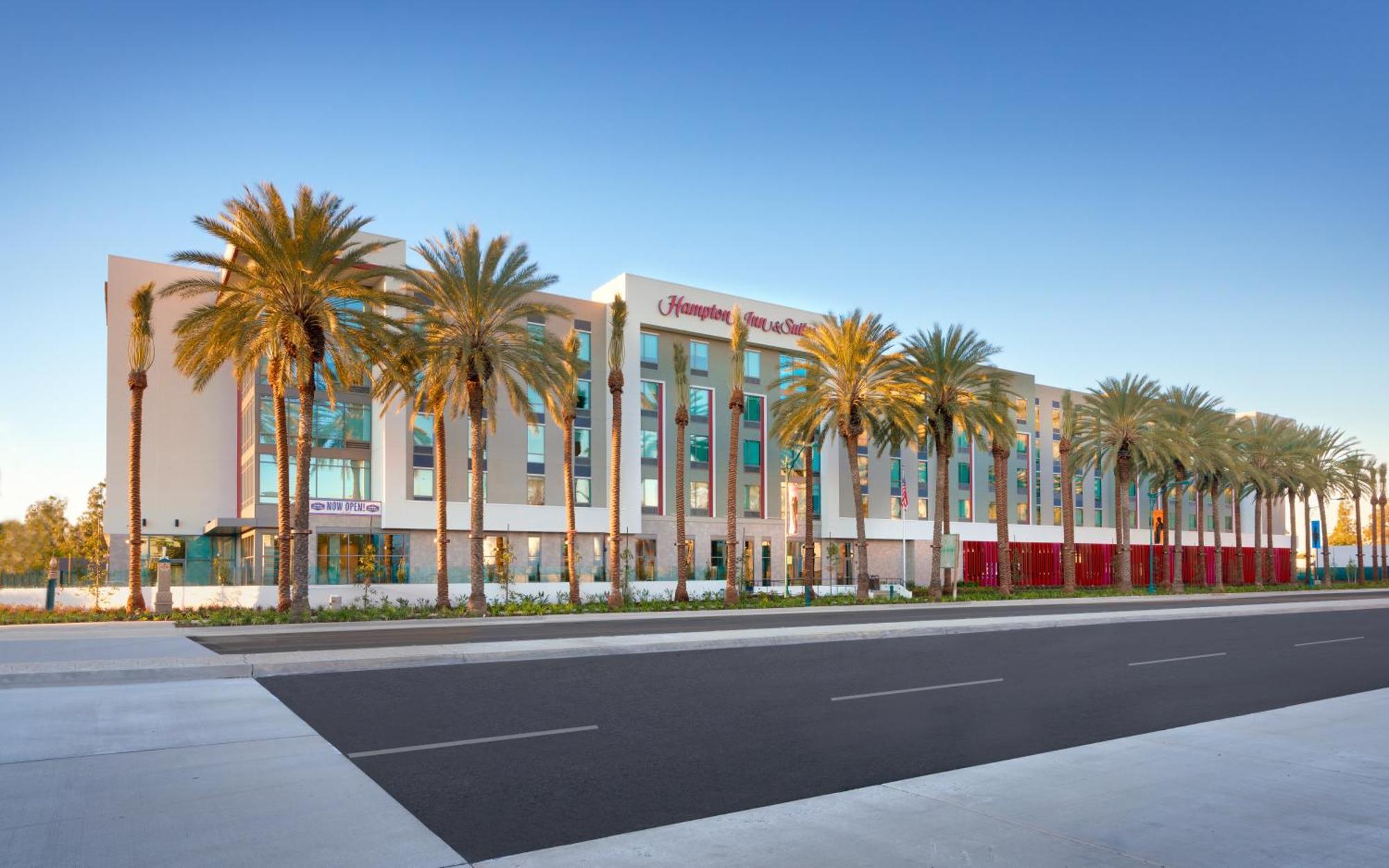 Hampton Inn & Suites Anaheim Resort Convention Center Экстерьер фото