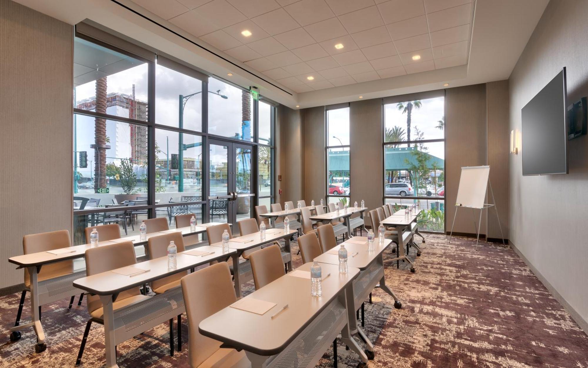 Hampton Inn & Suites Anaheim Resort Convention Center Экстерьер фото