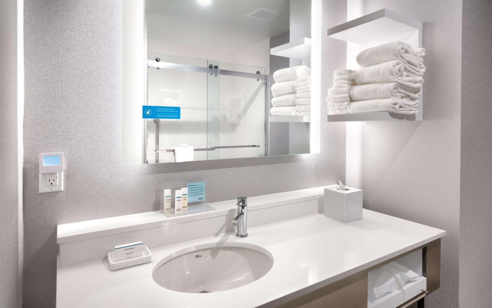 Hampton Inn & Suites Anaheim Resort Convention Center Экстерьер фото