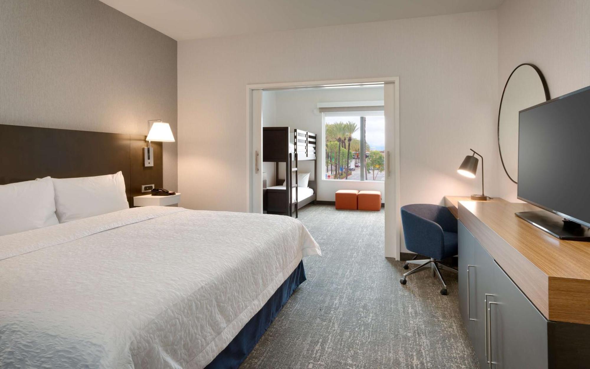 Hampton Inn & Suites Anaheim Resort Convention Center Экстерьер фото